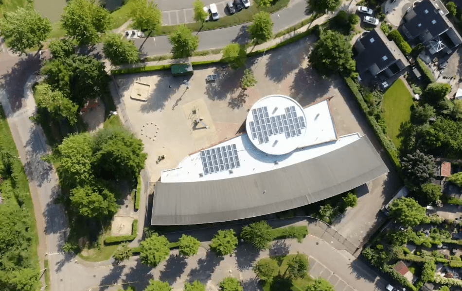 Ik zoek een dakdekker in Nijmegen voor een plat dak met zonnepanelen