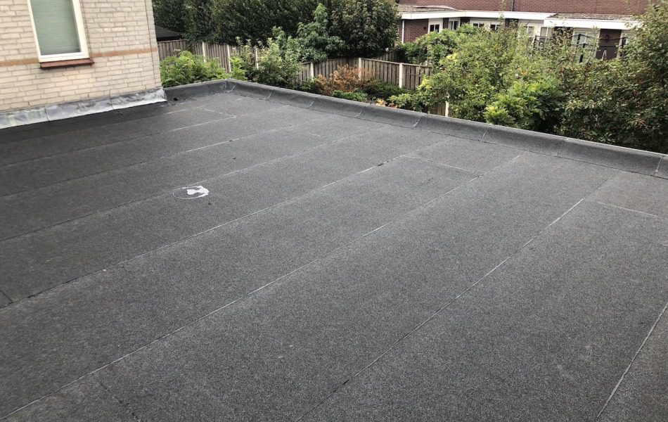 Renovatie plat dak door dakdekker bitumen