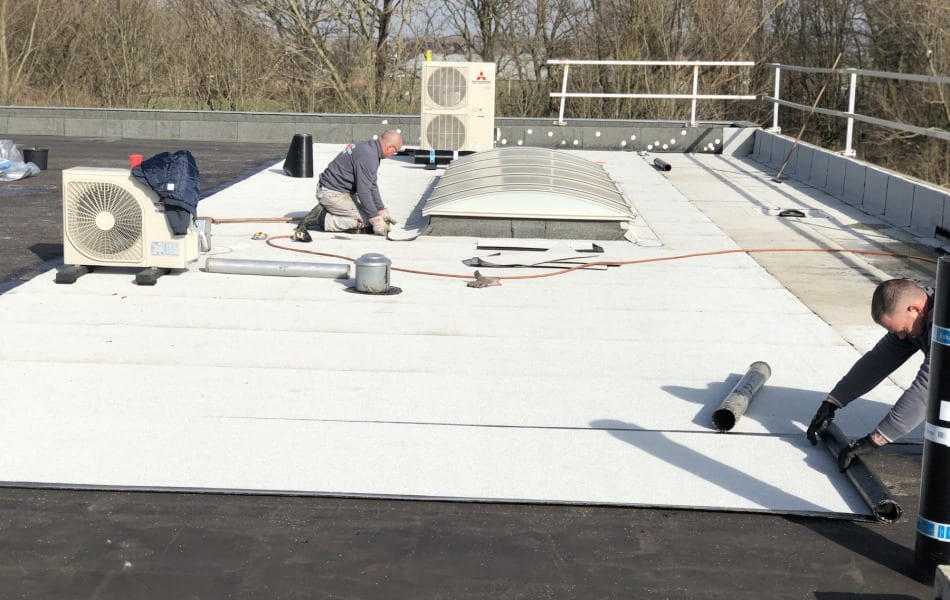 Dakdekkers uit wijchen renoveert dak van bedrijfspand van Axitraxi in Malden
