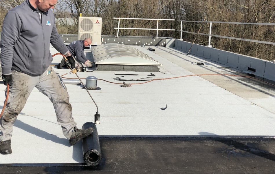 Dakdekkersbedrijf uit wijchen renoveert dak van Axitraxi in Malden dakbedekking